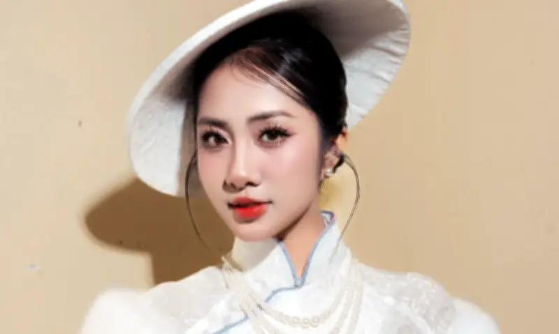 Hoa hậu Hà Trúc Linh tự hào trình diễn áo dài cách tân đêm Giao thừa quê hương