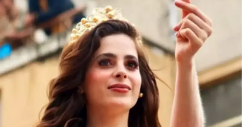 Hoa hậu Hoàn vũ Fatima Bosch ngã khuỵu khi diễu hành ở Ecuador, vẫn bị chỉ trích