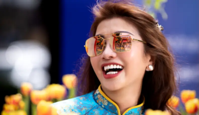 Hoa hậu Lý Thu Thảo dạo đường hoa Nguyễn Huệ, chia sẻ về cuộc sống lành mạnh ở tuổi 56