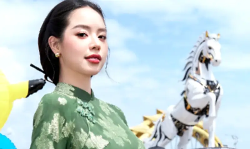 Hoa hậu Thanh Thủy check-in linh vật ngựa 4.0, loạt người đẹp rạng rỡ áo dài ngày Mùng 3 Tết