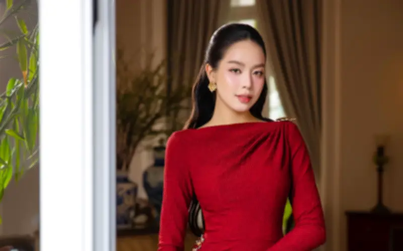 Hoa hậu Thanh Thủy diện đầm ngựa cách điệu, nhà thiết kế Lê Thanh Hòa chia sẻ bí quyết mặc đẹp Tết 2026