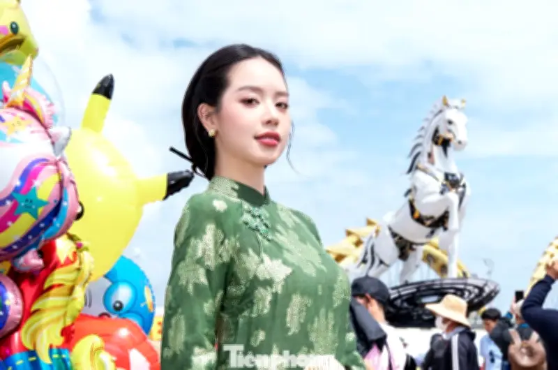 Hoa hậu Thanh Thủy du xuân Đà Nẵng, check-in cùng linh vật ngựa công nghệ Kim Mã 4.0