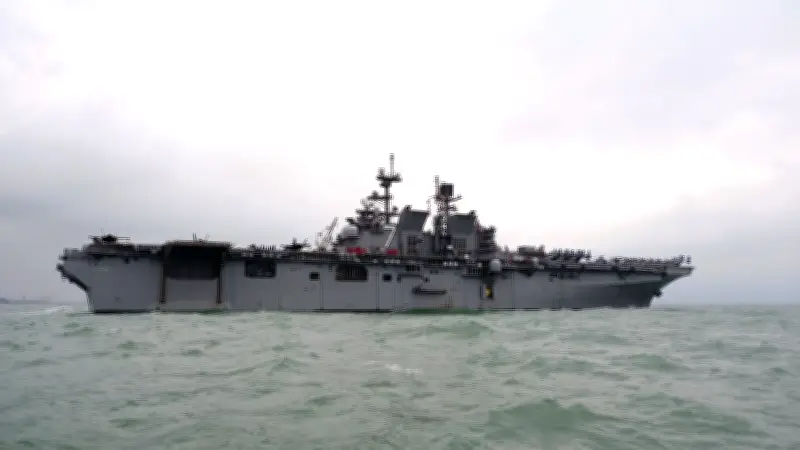 Hoa tiêu Việt nhảy tàu giữa biển động dẫn tàu sân bay Mỹ USS Tripoli vào Đà Nẵng