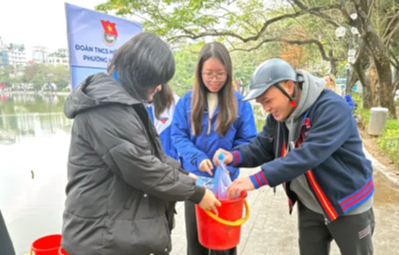 Thanh niên Hoàn Kiếm dùng AI tuyên truyền 'Thả cá, không thả nilon' dịp Tết ông Táo