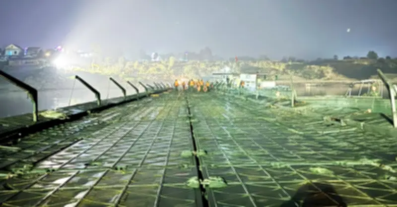 Hoàn thành bắc cầu phao qua sông Lô sau 2 giờ lắp đặt khẩn cấp