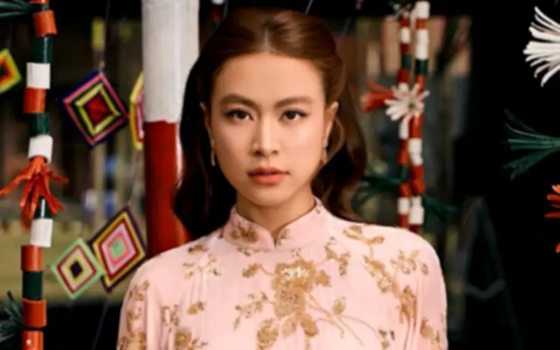 Hoàng Thùy Linh gây chú ý với áo dài kim sa lộng lẫy đón Tết 2026