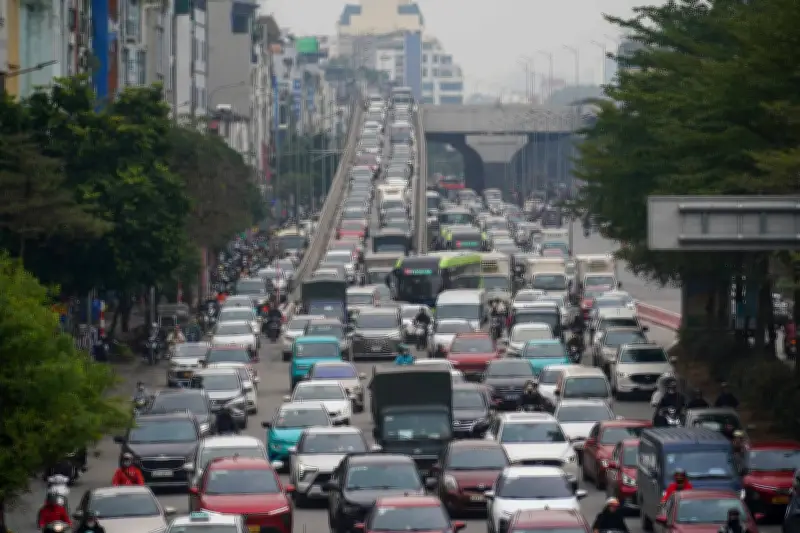 Hành trình 4 tiếng qua 15 km: Trải nghiệm kẹt xe kinh hoàng ở Hà Nội cận Tết