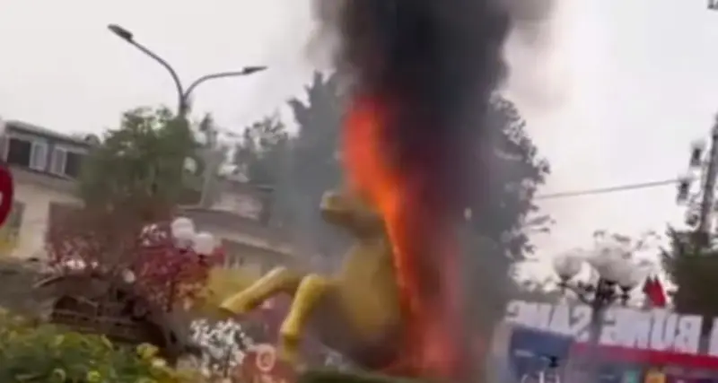 Linh vật ngựa bốc cháy tại Quảng trường Võ Nguyên Giáp ở Thái Nguyên