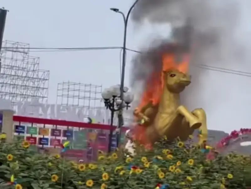Linh vật ngựa đang thi công ở Thái Nguyên bất ngờ bốc cháy, hư hỏng hoàn toàn