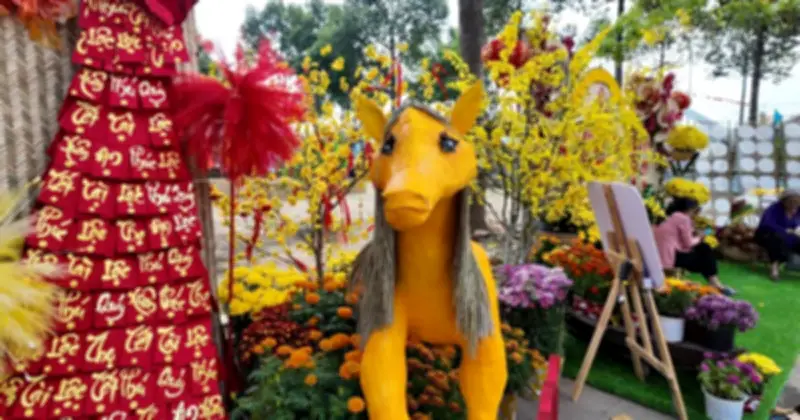 Linh vật ngựa 'mi cong, tóc dài' ở Đồng Tháp gây sốt mạng xã hội dịp Tết Bính Ngọ 2026