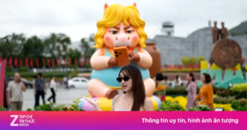 Ngựa 'mặt cọc' cầm iPhone 17 gây sốt, Quy Nhơn thành điểm check-in Tết Bính Ngọ