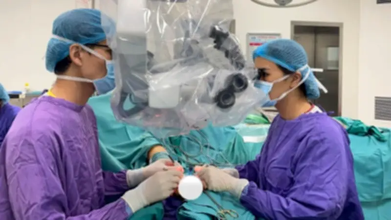 Bệnh viện E cứu bàn tay phức tạp cho bệnh nhân 57 tuổi bằng phẫu thuật vi phẫu