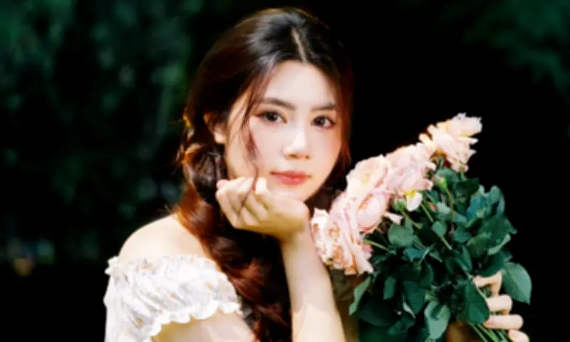 Hạt Dẻ - Con gái út Quyền Linh khoe vóc dáng tuổi 18 với phong cách thời trang Gen Z