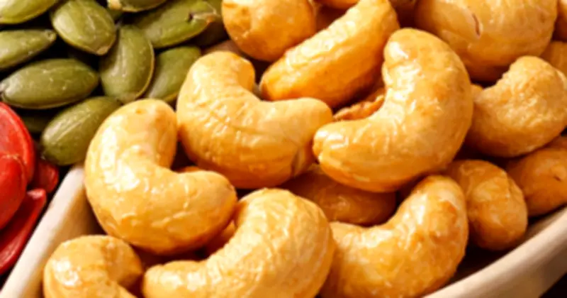 Hạt dưa, hạt bí, hạt điều: So sánh dinh dưỡng và lưu ý khi ăn ngày Tết