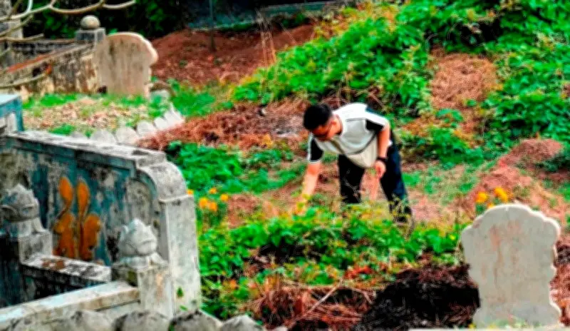 Huế Rộn Ràng Ngày Mùng 1 Tết: Người Dân Nô Nức Đi Chùa Lễ Phật Và Viếng Mộ Tổ Tiên