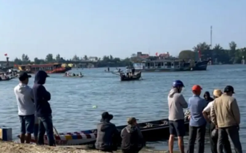 Huế: Sự cố chìm thuyền khiến 2 mẹ con tử vong, giải đua ghe truyền thống phải dừng khẩn