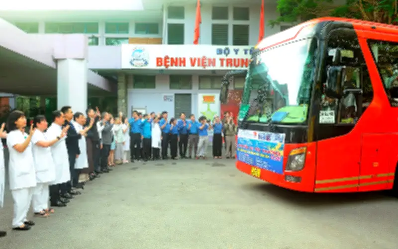 Bệnh viện Trung ương Huế tổ chức 'Chuyến xe yêu thương' đưa bệnh nhân nghèo về quê đón Tết