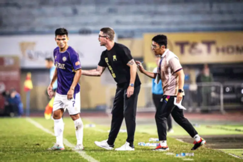 Huấn luyện viên ngoại thúc đẩy V.League 1 chuyên nghiệp hóa và đa dạng chiến thuật