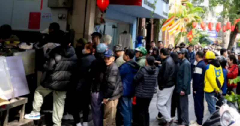 Hàng trăm người xếp hàng dài mua nem chua, giò chả nổi tiếng ở Hà Nội cận Tết
