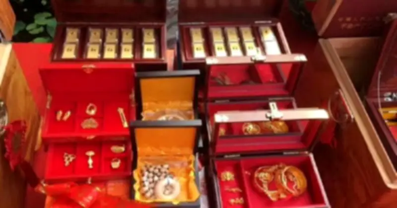 Chồng lén bán vàng cưới đầu tư thua lỗ, câu nói của vợ khiến anh bật khóc