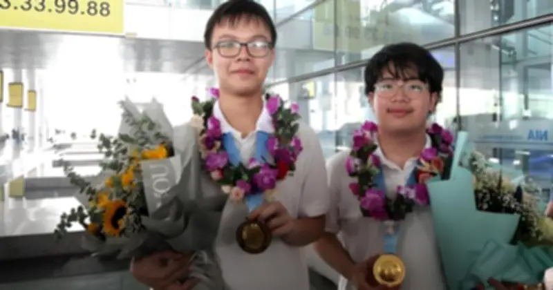 Huy chương vàng học đường: Lấp lánh bên ngoài, bền vững bên trong