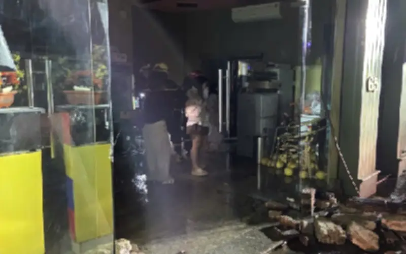 Hà Nội: 15 người thoát nạn trong vụ cháy nhà 5 tầng tại Đông Anh