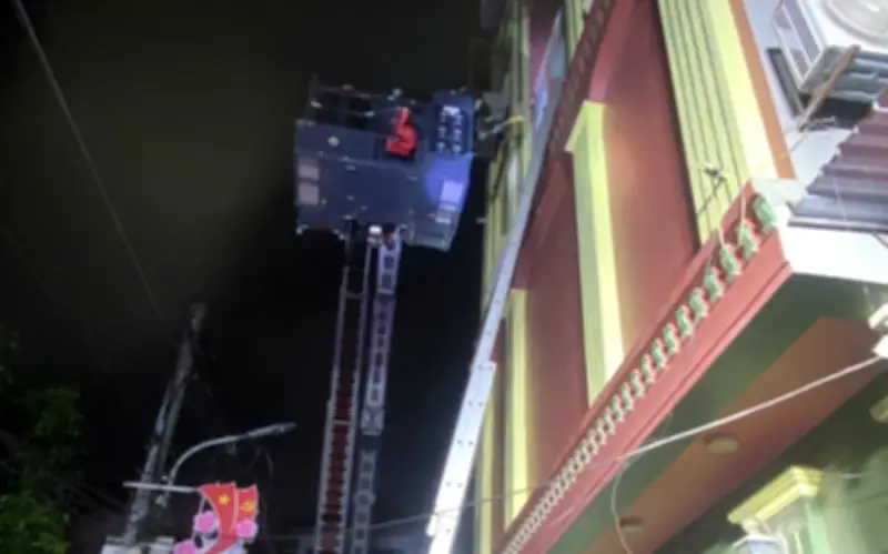 Hà Nội giải cứu 15 người trong vụ hỏa hoạn tại quán cà phê ca nhạc ở Đông Anh