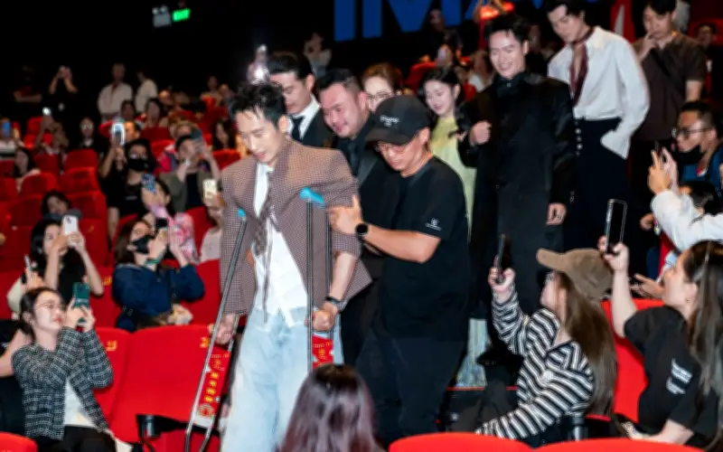 Hình Ảnh Tuấn Trần Chống Nắng Tối Buổi Ra Mắt Phim Tết Gây Xúc Động Mạnh