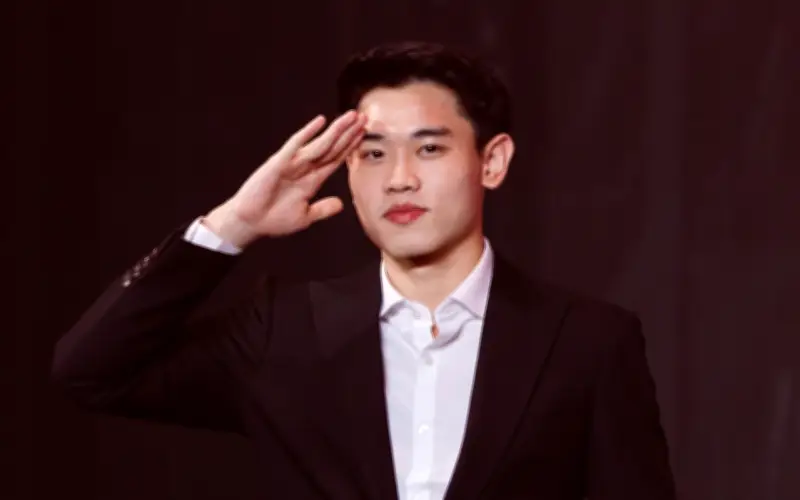 Hòa Minzy và Đình Bắc gây sốt với khoảnh khắc ôm nhau trên sân khấu tại TP.HCM