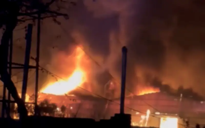 Hưng Yên: Hỏa hoạn thiêu rụi xưởng nhựa, nhiều kết cấu đổ sập do sức nóng