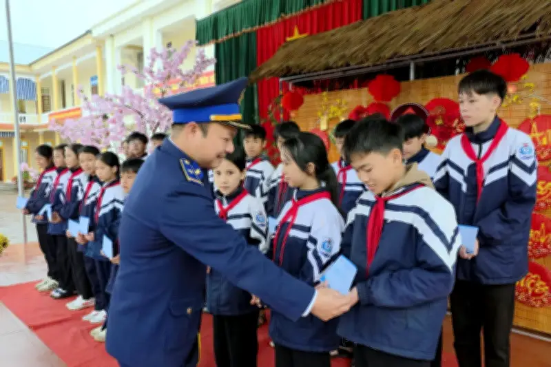 Hải đội 102 trao quà Tết cho học sinh nghèo tại Hà Tĩnh