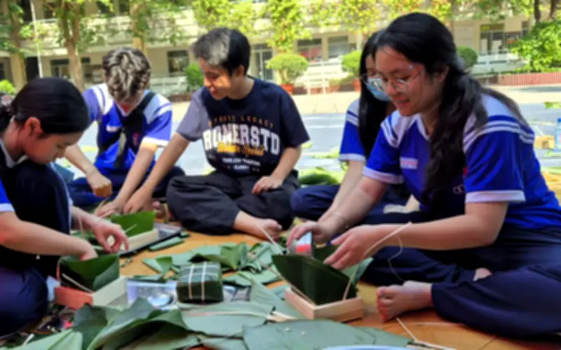 Học sinh THPT Phú Nhuận gói 700 bánh chưng tặng người khó khăn