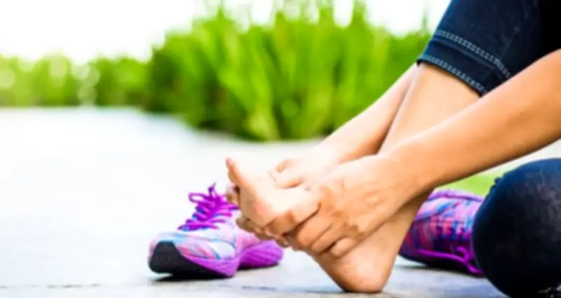 Đi bộ và hai dấu hiệu ở bàn chân tiết lộ khả năng sống thọ của bạn