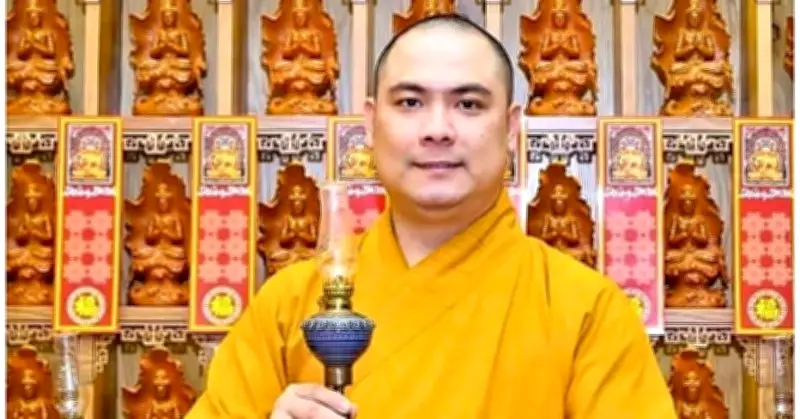 Đại đức Thích Lệ Minh Phát phát miễn phí 5.000 bản hồng danh bửu sám tặng chùa