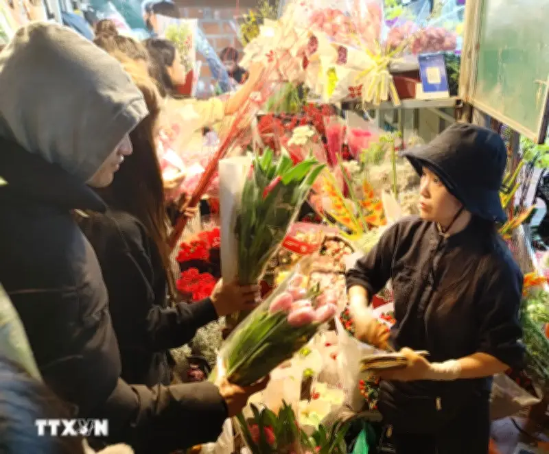 Đi chợ hoa đêm trước Giao thừa để được chạm Tết, đón Xuân sớm