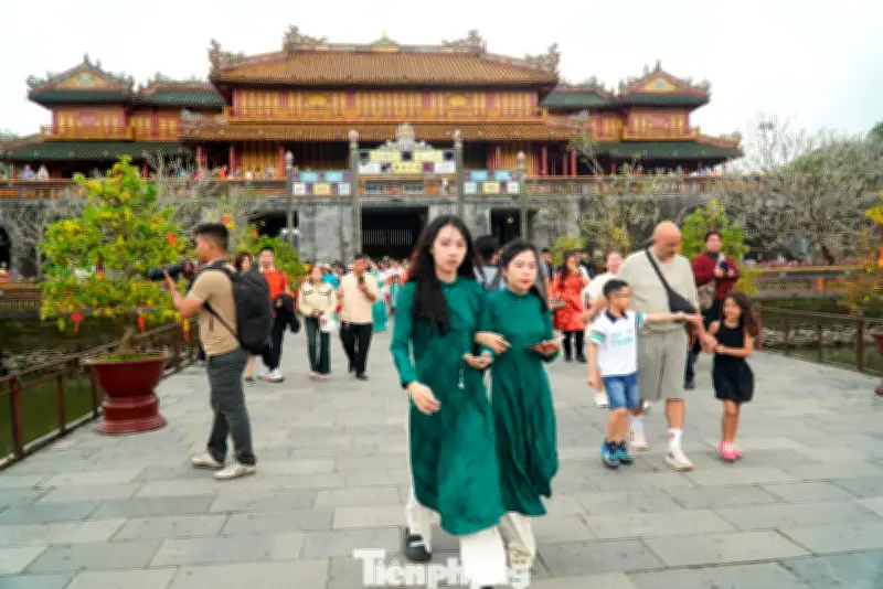 Đại Nội Huế thu hút đông đảo du khách ngày mùng 1 Tết Bính Ngọ 2026