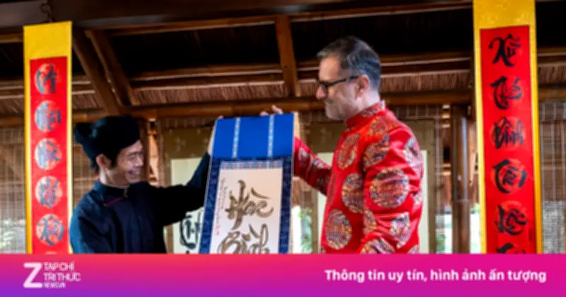 Đại sứ Pháp viết thư pháp, đánh trống sấm tại Văn Miếu nhân Tết Bính Ngọ 2026