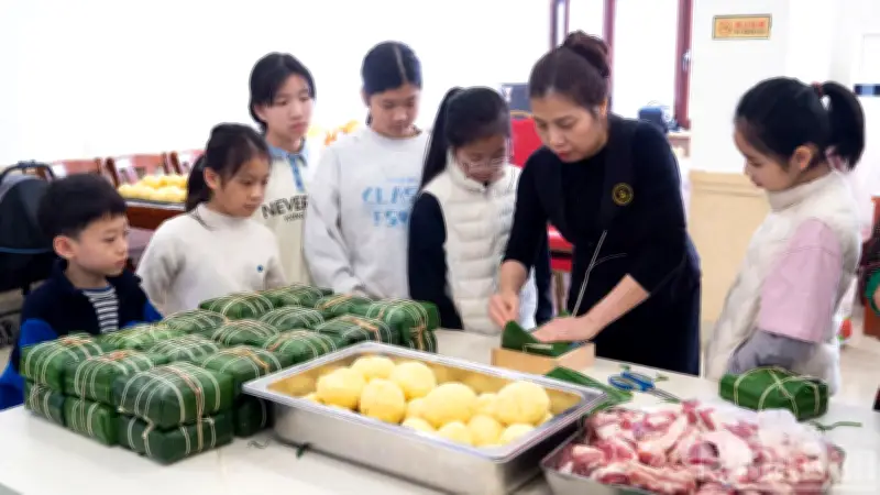 Đại sứ quán Việt Nam tại Bắc Kinh gói bánh chưng đón Tết, gìn giữ văn hóa truyền thống