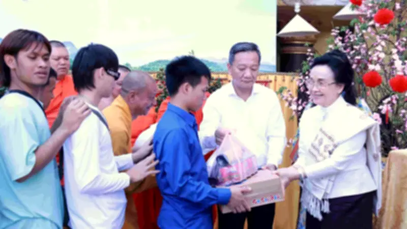 Đại sứ Việt Nam tại Lào trao quà từ thiện tại chùa Phật Tích, củng cố tình hữu nghị