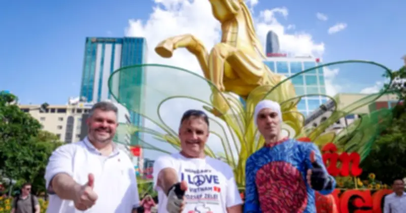 Đại sứ xe đạp hòa bình József Zelei mang thông điệp tự do đến Việt Nam dịp Tết