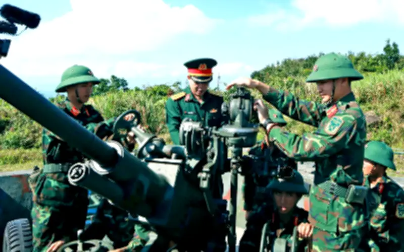 Đại tá Trần Hữu Ích kiểm tra sẵn sàng chiến đấu tại đảo Cù Lao Chàm trong dịp Tết