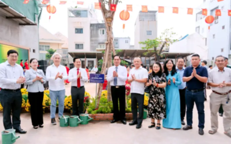 Đại tướng Lê Hồng Anh trồng cây tại lễ khánh thành công viên và nhà sinh hoạt cộng đồng