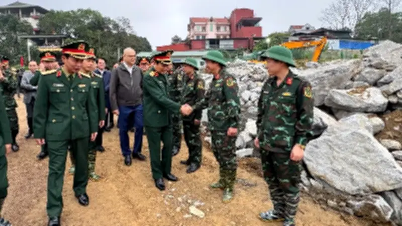 Đại tướng Nguyễn Tân Cương chỉ đạo thông xe cầu phao Đoan Hùng, Phú Thọ