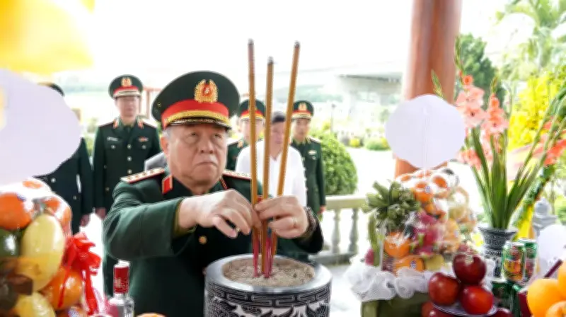 Đại tướng Nguyễn Trọng Nghĩa dâng hương tưởng niệm anh hùng liệt sĩ tại Bến phà II Long Đại