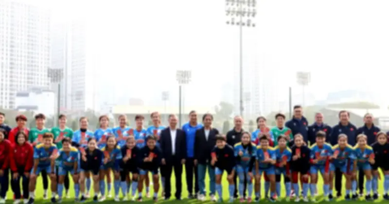 Đội tuyển nữ Việt Nam nhận lì xì, lời động viên trước thềm năm mới