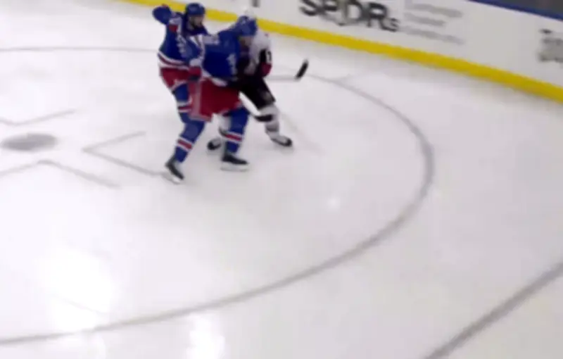 Khúc Côn Cầu Trên Băng: Môn Thể Thao Nguy Hiểm Bậc Nhất Tại Thế Vận Hội Mùa Đông