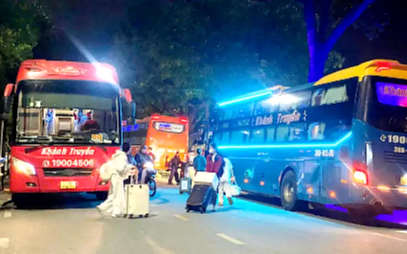 Xe khách 'bến cóc' tràn ngập trung tâm Huế, gây hỗn loạn giao thông cận Tết