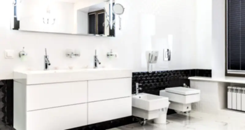 Điện Thoại Trong Nhà Vệ Sạn: Biểu Tượng Xa Xỉ Hay Thiết Bị An Toàn Cần Thiết?