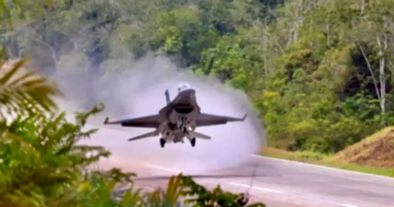 Indonesia Biểu Diễn Cất Hạ Cánh Máy Bay Chiến Đấu Trên Đường Bộ, Hướng Tới Xây Dựng Hệ Thống Đường Băng Khẩn Cấp