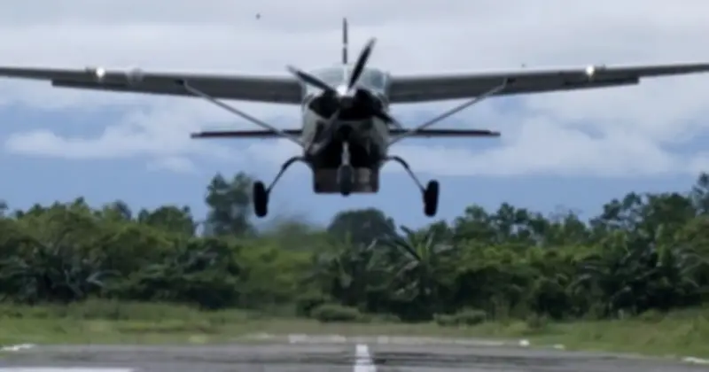 Máy bay Indonesia bị bắn tại sân bay, hai phi công thiệt mạng, hành khách an toàn